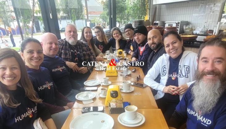 Inácio Rodrigo de Castro, Renata Catena e um time de voluntários da Human Hand Inácio Rodrigo de Castro, Renata Catena e um time de voluntários da Human Hand